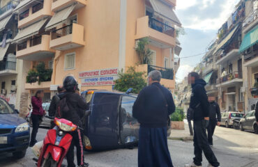 Τροχαίο ατύχημα στην Κυψέλη: Αναποδογύρισε όχημα στη μέση του δρόμου – Απεγκλωβίστηκε ο οδηγός του (φωτο-upd)