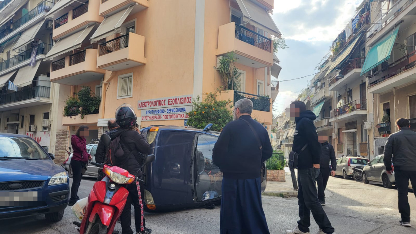 Τροχαίο ατύχημα στην Κυψέλη: Αναποδογύρισε όχημα στη μέση του δρόμου – Απεγκλωβίστηκε ο οδηγός του (φωτο-upd)