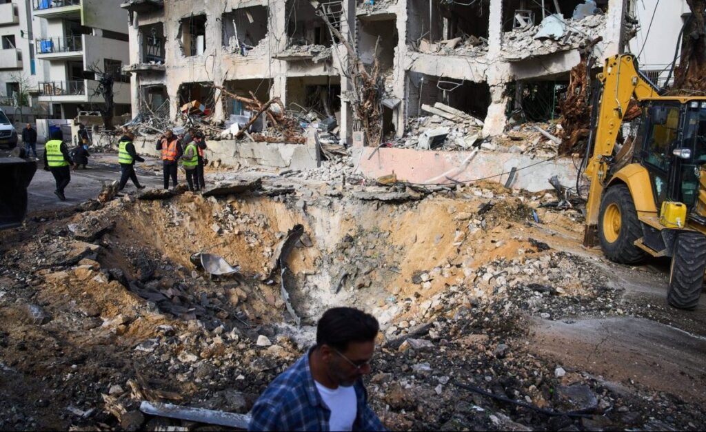 Βίντεο: Η στιγμή που πύραυλος διασποράς πλήττει κατοικημένη περιοχή στο κεντρικό Ισραήλ