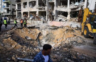 Βίντεο: Η στιγμή που πύραυλος διασποράς πλήττει κατοικημένη περιοχή στο κεντρικό Ισραήλ