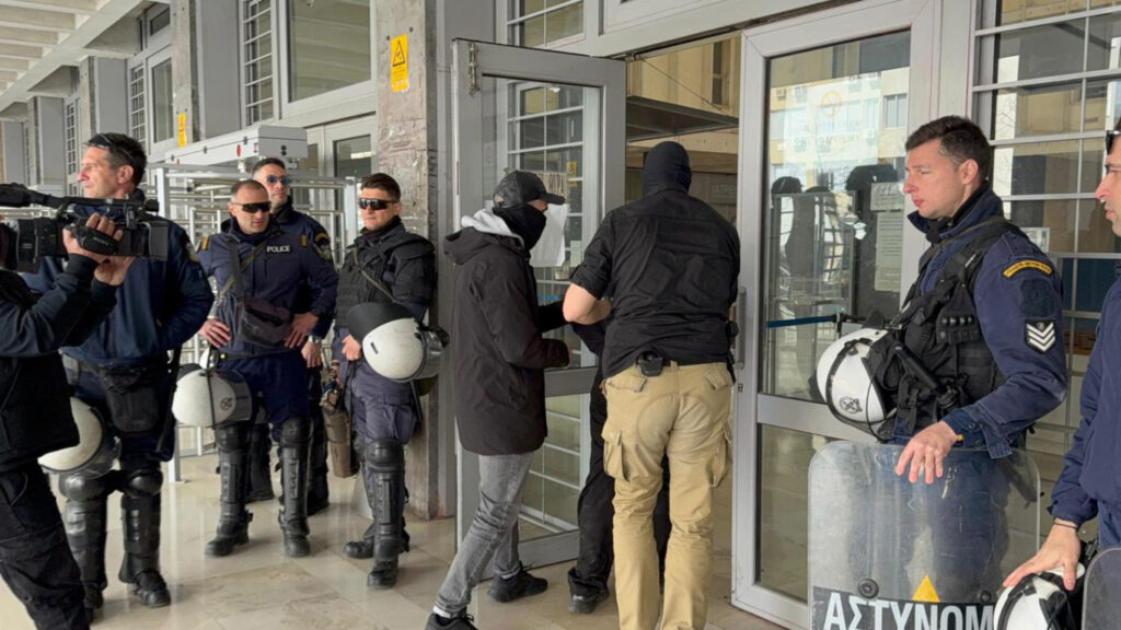 Στο Δικαστικό Μέγαρο Θεσσαλονίκης ο 23χρονος που σκότωσε τον 20χρονο – «Είχα το μαχαίρι για να αμυνθώ»