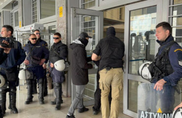 Στο Δικαστικό Μέγαρο Θεσσαλονίκης ο 23χρονος που σκότωσε τον 20χρονο – «Είχα το μαχαίρι για να αμυνθώ»