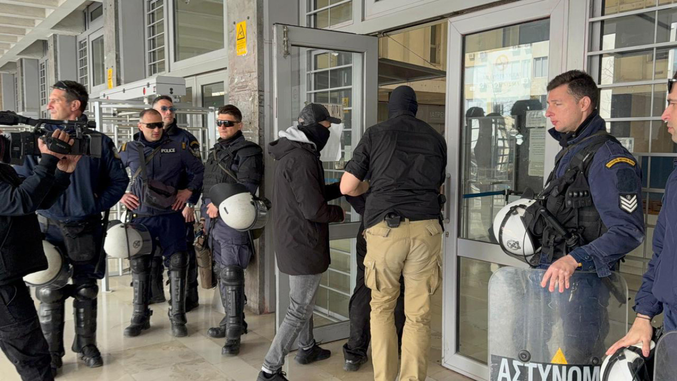 Στο Δικαστικό Μέγαρο Θεσσαλονίκης ο 23χρονος που σκότωσε τον 20χρονο – «Είχα το μαχαίρι για να αμυνθώ»