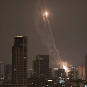 Τελ Αβίβ: Η στιγμή που ιρανικός βαλλιστικός πύραυλος αποφεύγει ισραηλινούς α/α πυραύλους