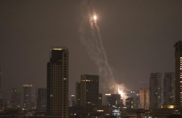Τελ Αβίβ: Η στιγμή που ιρανικός βαλλιστικός πύραυλος αποφεύγει ισραηλινούς α/α πυραύλους