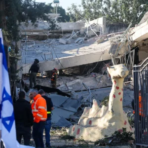Ινδός δημοσιογράφος δείχνει το ισοπεδωμένο σπίτι του Μ.Νετανιάχου και συλλαμβάνεται