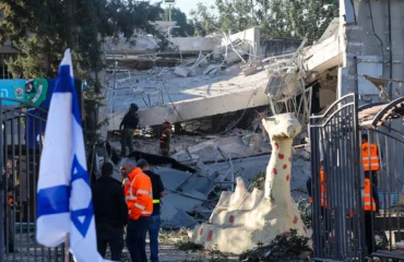 Ινδός δημοσιογράφος δείχνει το ισοπεδωμένο σπίτι του Μ.Νετανιάχου και συλλαμβάνεται