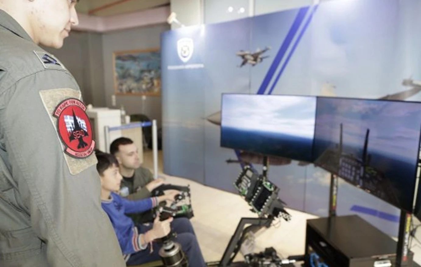 Λαμία: Παιδιά «πέταξαν» με μαχητικά αεροσκάφη μέσα από προσομοιωτές πτήσης F-16 και F-35