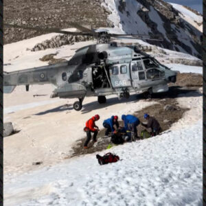 Ορειβάτης τραυματίστηκε στη Δρακόλιμνη Τύμφης – Η απίστευτη διάσωση με ελικόπτερο (βίντεο)