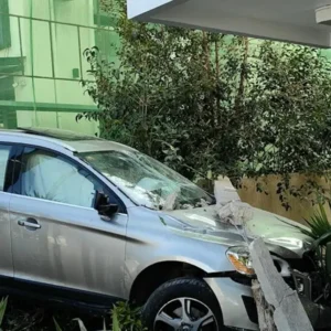 Σοβαρό τροχαίο στο Ναύπλιο: Αυτοκίνητο «χώθηκε» σε πυλωτή πολυκατοικίας (βίντεο)