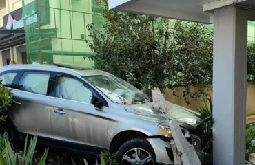Σοβαρό τροχαίο στο Ναύπλιο: Αυτοκίνητο «χώθηκε» σε πυλωτή πολυκατοικίας (βίντεο)