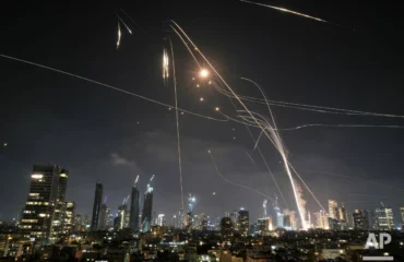 Θραύσματα πυραύλου χτύπησαν την οικία του Αμερικανού προξένου στο Τελ Αβίβ (φωτό)