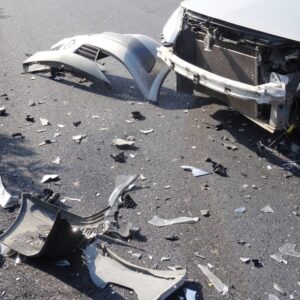 Μετωπική σύγκρουση στη Λαμία: Τρεις τραυματίες – Ο ένας οδηγός εκσφενδονίσθηκε σε χωράφι