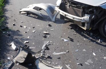 Μετωπική σύγκρουση στη Λαμία: Τρεις τραυματίες – Ο ένας οδηγός εκσφενδονίσθηκε σε χωράφι