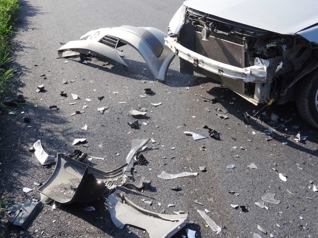 Μετωπική σύγκρουση στη Λαμία: Τρεις τραυματίες – Ο ένας οδηγός εκσφενδονίσθηκε σε χωράφι