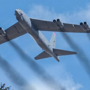 Σχηματισμός αμερικανικών B-52 Stratofortress κατευθύνεται προς την Ευρώπη (βίντεο)