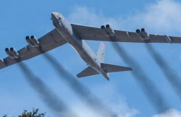 Σχηματισμός αμερικανικών B-52 Stratofortress κατευθύνεται προς την Ευρώπη (βίντεο)