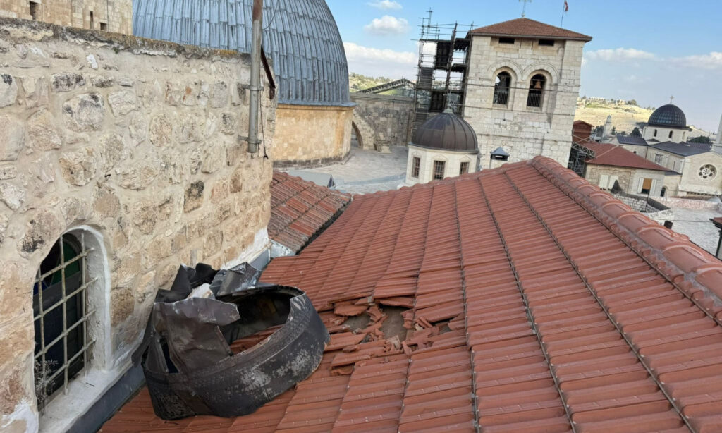 Ιερουσαλήμ: Συντρίμμια ιρανικών πυραύλων έπεσαν κοντά στον Ναό της Αναστάσεως (βίντεο)