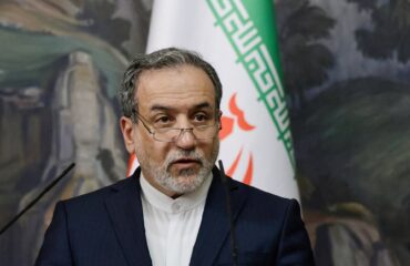 Ιρανός ΥΠΕΞ: «Εκατοντάδες άμαχοι έχουν χάσει την ζωή τους από τους βομβαρδισμούς ΗΠΑ – Ισραήλ»