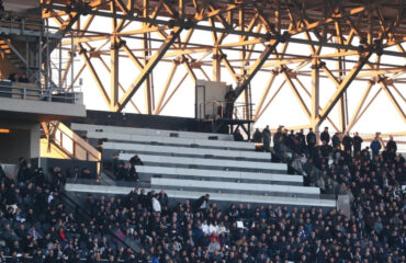 Θεσσαλονίκη: Χειροπέδες σε οκτώ οπαδούς για την επίθεση σε δημοσιογράφους στο γήπεδο της Τούμπας