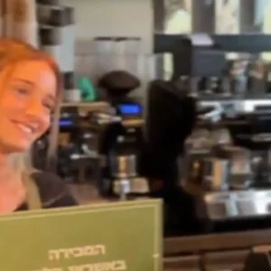 «Βροχή» σχολίων προκάλεσε η 17χρονη που σέρβιρε καφέ στον Μ.Νετανιάχου: «Είναι τόσο όμορφη»