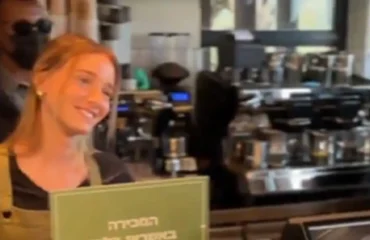 «Βροχή» σχολίων προκάλεσε η 17χρονη που σέρβιρε καφέ στον Μ.Νετανιάχου: «Είναι τόσο όμορφη»