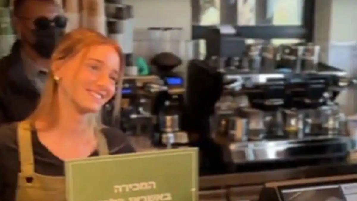 «Βροχή» σχολίων προκάλεσε η 17χρονη που σέρβιρε καφέ στον Μ.Νετανιάχου: «Είναι τόσο όμορφη»