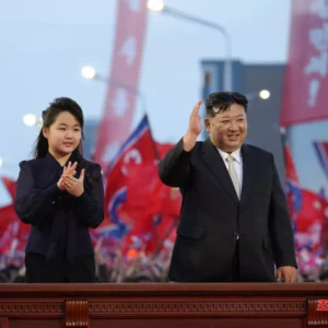 Βίντεο: Ο Κιμ Γιονγκ Ουν και η κόρη του παρακολουθούν την εκτόξευση βαλλιστικών πυραύλων ακριβείας