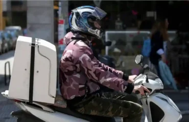 Συνελήφθη διανομέας στον Πύργο που «σέρβιρε» ναρκωτικά κατά τη διάρκεια των παραγγελιών του