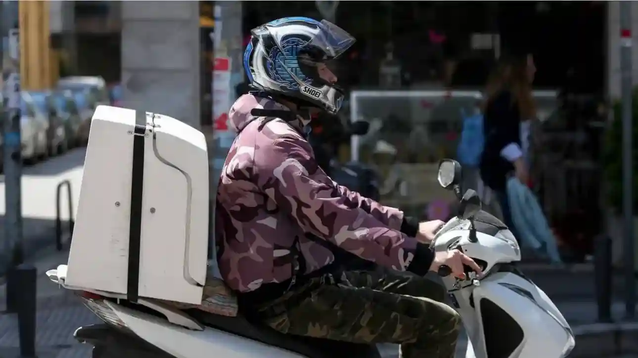 Συνελήφθη διανομέας στον Πύργο που «σέρβιρε» ναρκωτικά κατά τη διάρκεια των παραγγελιών του