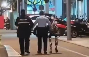 Βίντεο: Συνελήφθη ανθρωποειδές ρομπότ στο Μακάο της Κίνας – Παρενόχλησε 70χρονη!
