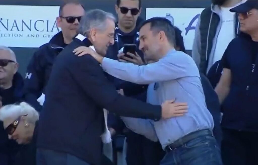 Η αγκαλιά του Αντώνη Σαμαρά με τον Αλέξη Χαρίτση στο γήπεδο της Καλαμάτας – Δείτε βίντεο