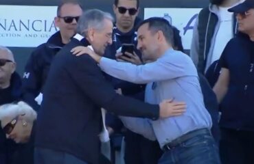 Η αγκαλιά του Αντώνη Σαμαρά με τον Αλέξη Χαρίτση στο γήπεδο της Καλαμάτας – Δείτε βίντεο