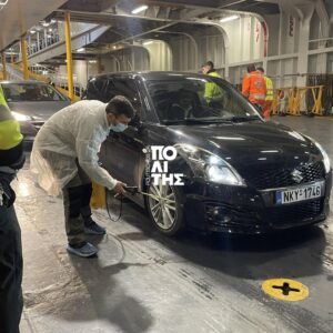 Χίος: Απολυμαίνουν τα οχήματα στο λιμάνι μετά το κρούσμα αφθώδους πυρετού σε κτηνοτροφική μονάδα στη Λέσβο (φώτο)