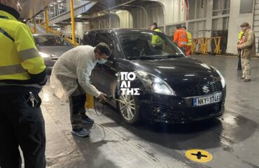 Χίος: Απολυμαίνουν τα οχήματα στο λιμάνι μετά το κρούσμα αφθώδους πυρετού σε κτηνοτροφική μονάδα στη Λέσβο (φώτο)