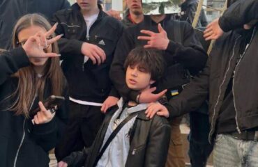 Βίντεο: Oμάδα Ουκρανών ανήλικων ξυλοκοπά άγρια 16χρονο που υποστήριξε σε συζήτηση τη Ρωσία!