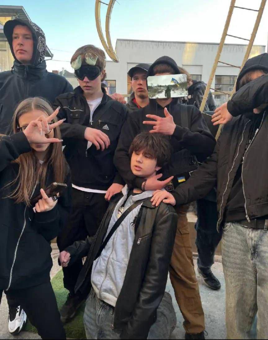 Βίντεο: Oμάδα Ουκρανών ανήλικων ξυλοκοπά άγρια 16χρονο που υποστήριξε σε συζήτηση τη Ρωσία!