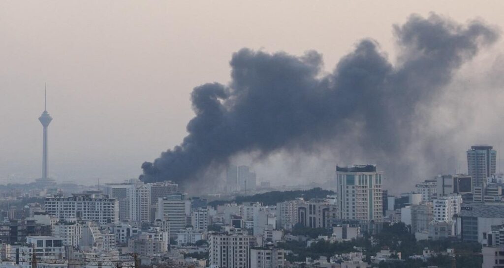 IDF: Πραγματοποιεί «τεράστιο κύμα επιθέσεων» στις ιρανικές πόλεις