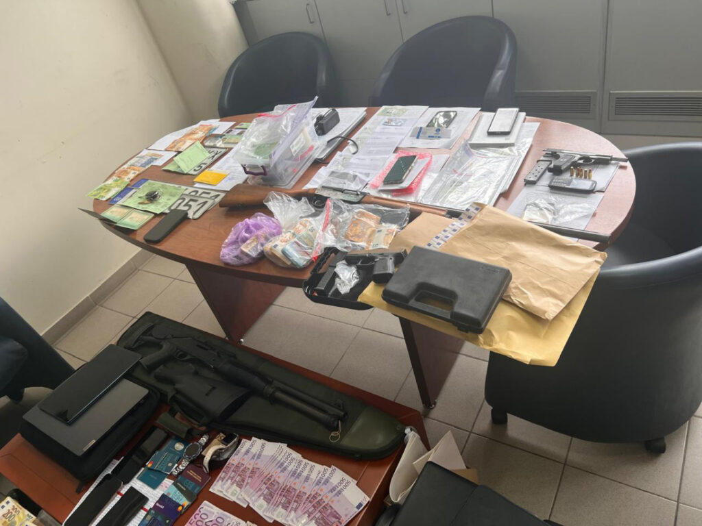 Τεράστια επιχείρηση της ΕΛΑΣ σε Κρήτη, Αττική & Βοιωτία: Τέλος σε κύκλωμα εμπορίας αλλοδαπών – Πώς δρούσαν (φωτο)