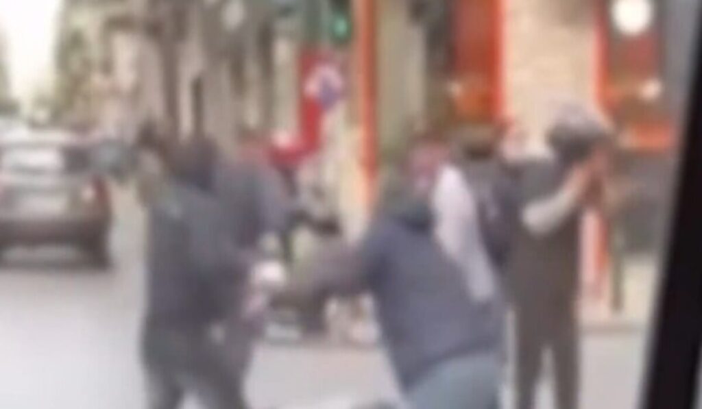 Κυψέλη: Ανήλικοι «πιάστηκαν στα χέρια» – Τους χώρισαν οι περαστικοί (βίντεο)