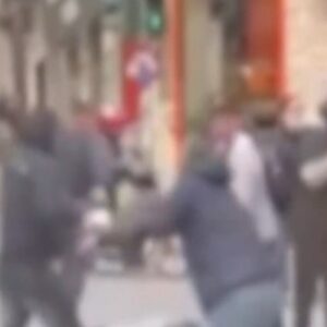 Κυψέλη: Ανήλικοι «πιάστηκαν στα χέρια» – Τους χώρισαν οι περαστικοί (βίντεο)