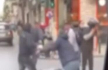 Κυψέλη: Ανήλικοι «πιάστηκαν στα χέρια» – Τους χώρισαν οι περαστικοί (βίντεο)