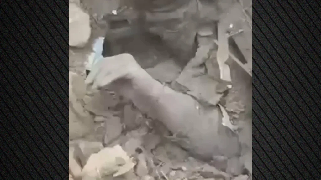 Συγκλονιστικό βίντεο: Ουκρανή θαμμένη κάτω από τα ερείπια, απλώνει το χέρι της για να ζητήσει βοήθεια