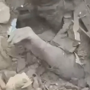 Συγκλονιστικό βίντεο: Ουκρανή θαμμένη κάτω από τα ερείπια, απλώνει το χέρι της για να ζητήσει βοήθεια