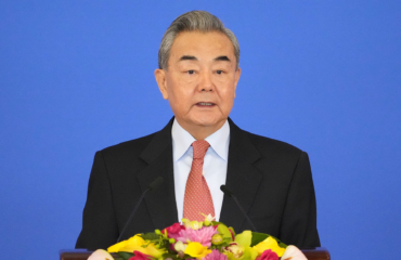 Γουάνγκ Γι: «Η Κίνα θα συνεχίσει να πιέζει για κατάπαυση του πυρός στη Μέση Ανατολή»