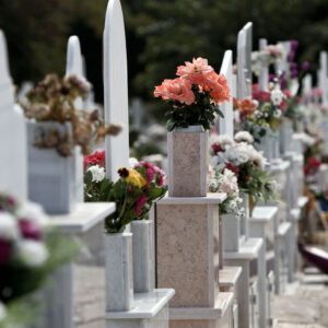 Εικόνες καταστροφής στο νεκροταφείο Ραφήνας: Άρπαξαν καντήλια, θυμιατά και μεταλλικές κορνίζες (φώτο)