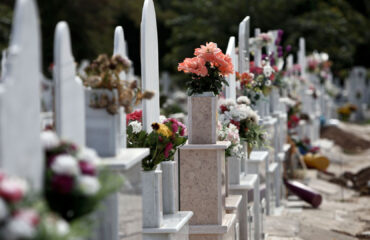 Εικόνες καταστροφής στο νεκροταφείο Ραφήνας: Άρπαξαν καντήλια, θυμιατά και μεταλλικές κορνίζες (φώτο)