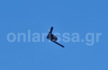 Αμερικανικό B-2 Spirit προσγειώθηκε στο στρατιωτικό αεροδρόμιο της Λάρισας λόγω βλάβης (φώτο)