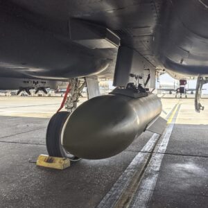 Oι ΗΠΑ κτύπησαν με διατρητικές κατευθυνόμενες βόμβες 2,5 τόνων βάσεις πυραύλων του Ιράν στα Στενά του Ορμούζ