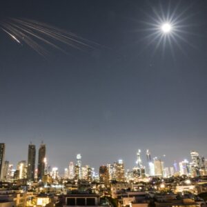 Απίστευτο: Ιρανικά βλήματα διασποράς πάνω από το Ισραήλ (φώτο)